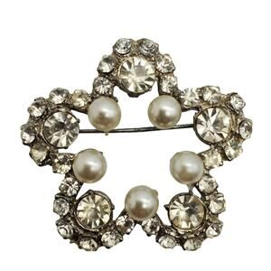 Star Shaped Brooch Rhinestone & Faux Pearl Snowflake Pin Vtg 40s 50s Silver Tone
